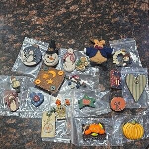 Assorted Holiday Pins Accessories Set - Festive Colors
